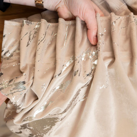 Marma zasłona gotowa na przelotkach 140cmx250cm jasny beżowy