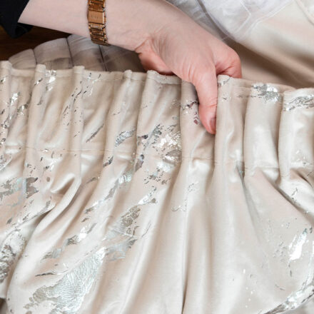 Marma zasłona gotowa na przelotkach 140cmx250cm jasny kremowy