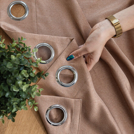 Jodełka zasłona gotowa na przelotkach 140cmx250cm ciemny beżowy