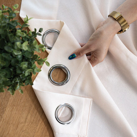 Jodełka zasłona gotowa na przelotkach 140cmx250cm kremowy