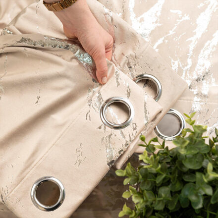 Marma zasłona gotowa na przelotkach 140cmx250cm jasny beżowy