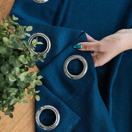 Jodełka zasłona gotowa na przelotkach 140cmx250cm niebieski