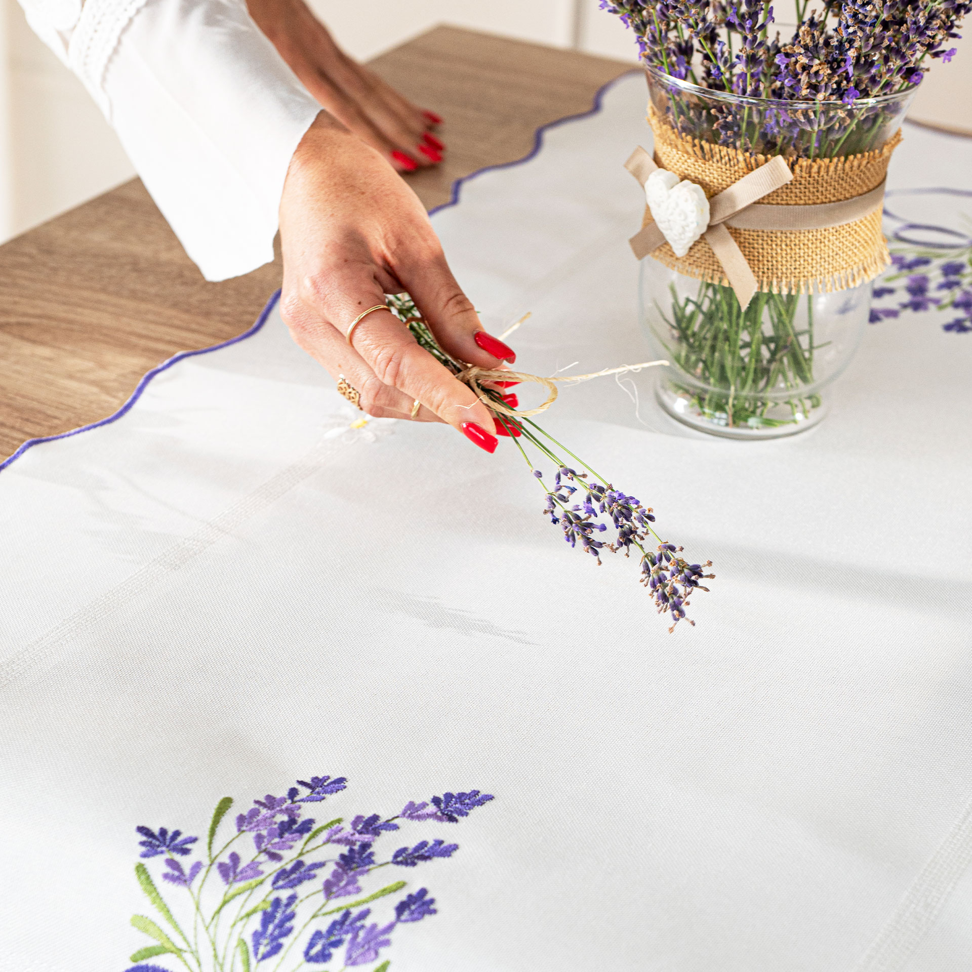 Lawendowa polana Bieżnik z haftem 38x140cm kol biały - obrazek 3